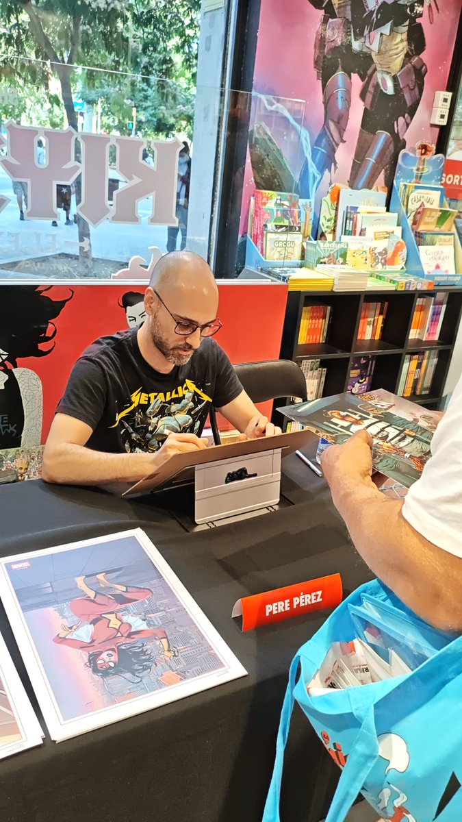 NormaComics's tweet photo. Fotos de la sesión de firmas de Pere Pérez, autor de 'EL ASOMBROSO SPIDERMAN: DIVIDIDO' 🕷️ publicado por los amigos de @PaniniComicsEsp.

¡Muchas gracias al artista y a todas las personas que os habéis acercado! https://t.co/OsgeNXZQVq