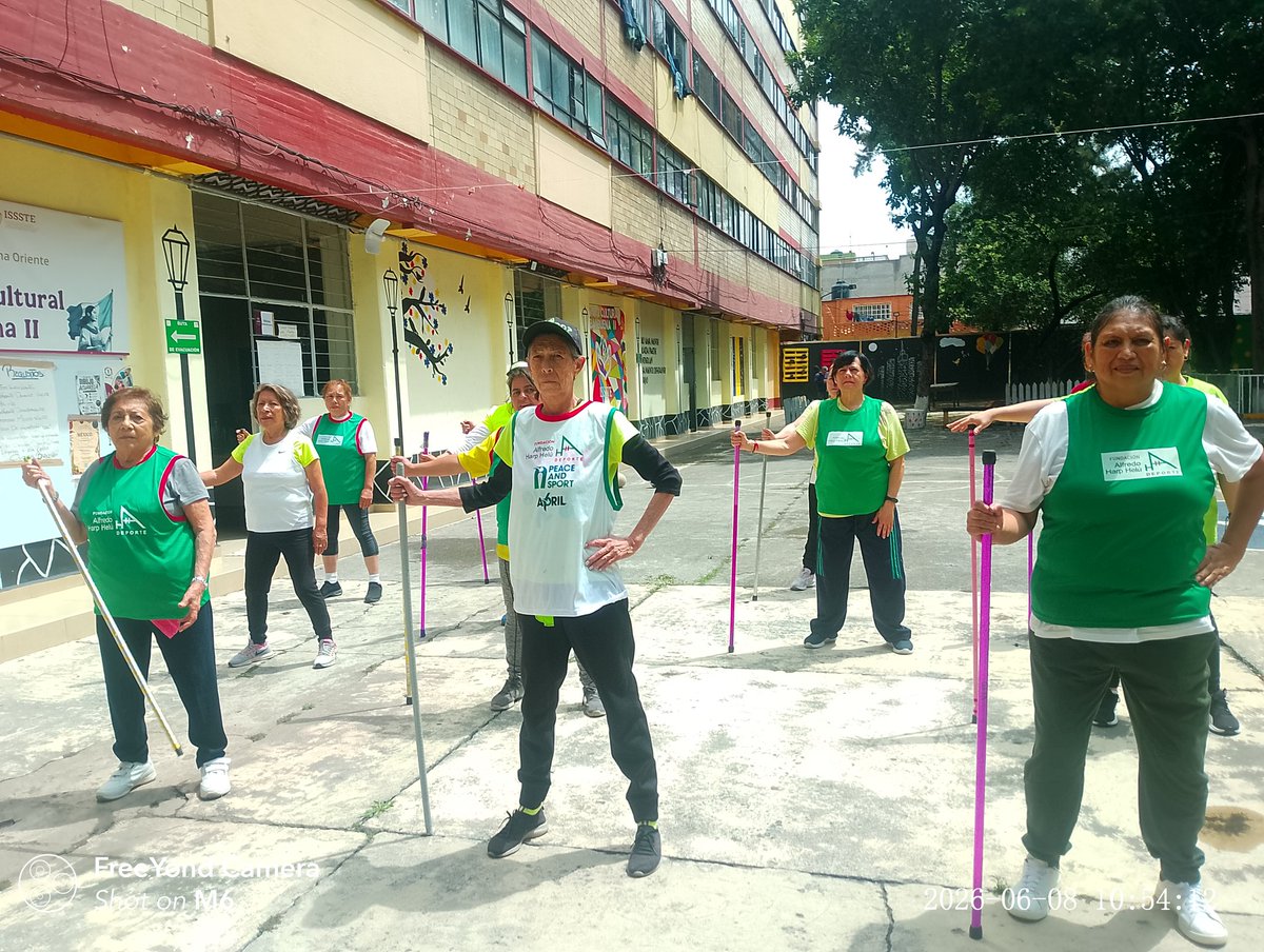 claudiaPin24798's tweet photo. @FAHHdeporte 
Claudia Piñon Promotora Voluntaria de la Fundación 
Realizando ejercicios de coordinación y elasticidad con baston en Issste Oriente https://t.co/RaSGx1hlbk