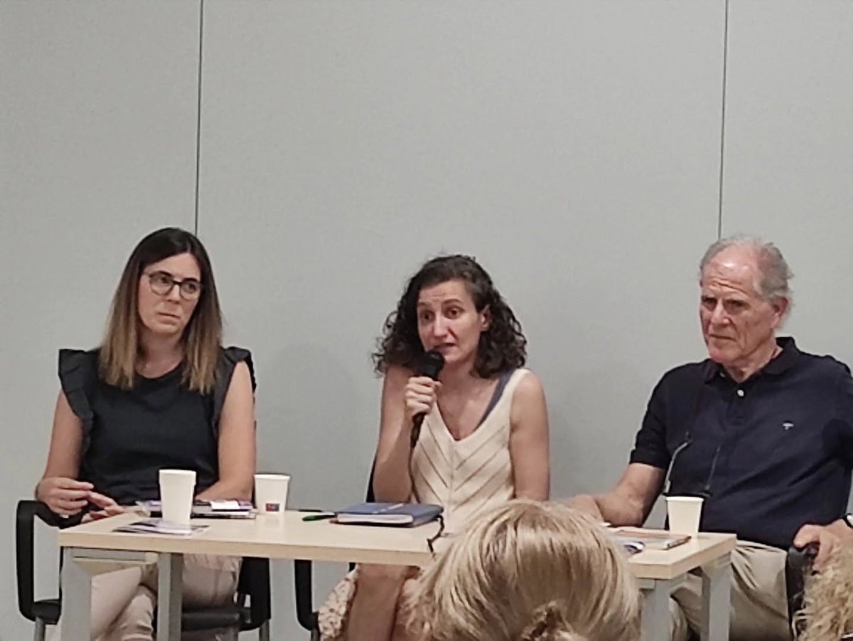 BiblioMoia's tweet photo. Més d'una seixantena de persones s'han reunit a Calders, en el marc de la Trobada de Clubs de Lectura del Moianès, per fer tertúlia amb Anna Punsoda (o l'Anna de Cal Cinto) i el seu llibre 'La terra dura'.🤗📖

Moltes gràcies a tothom per la participació i l'assistència!✨ https://t.co/E3TBt3mxTQ