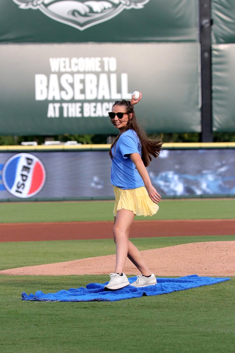 HCSInfo's tweet photo. The @PelicansBaseball invited HCS Teacher of the Year Taylor Sinkler to throw the first pitch at their game last night against the Augusta GreenJackets. It seems like she had a ball meeting their mascots!
#HCSTeacheroftheYear #HCSCommunity https://t.co/hLqOrx0opg