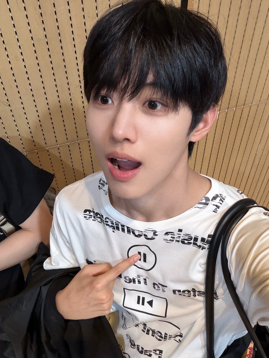 fromizzy_'s tweet photo. this yonghoon >>> https://t.co/foHEDCQPz1