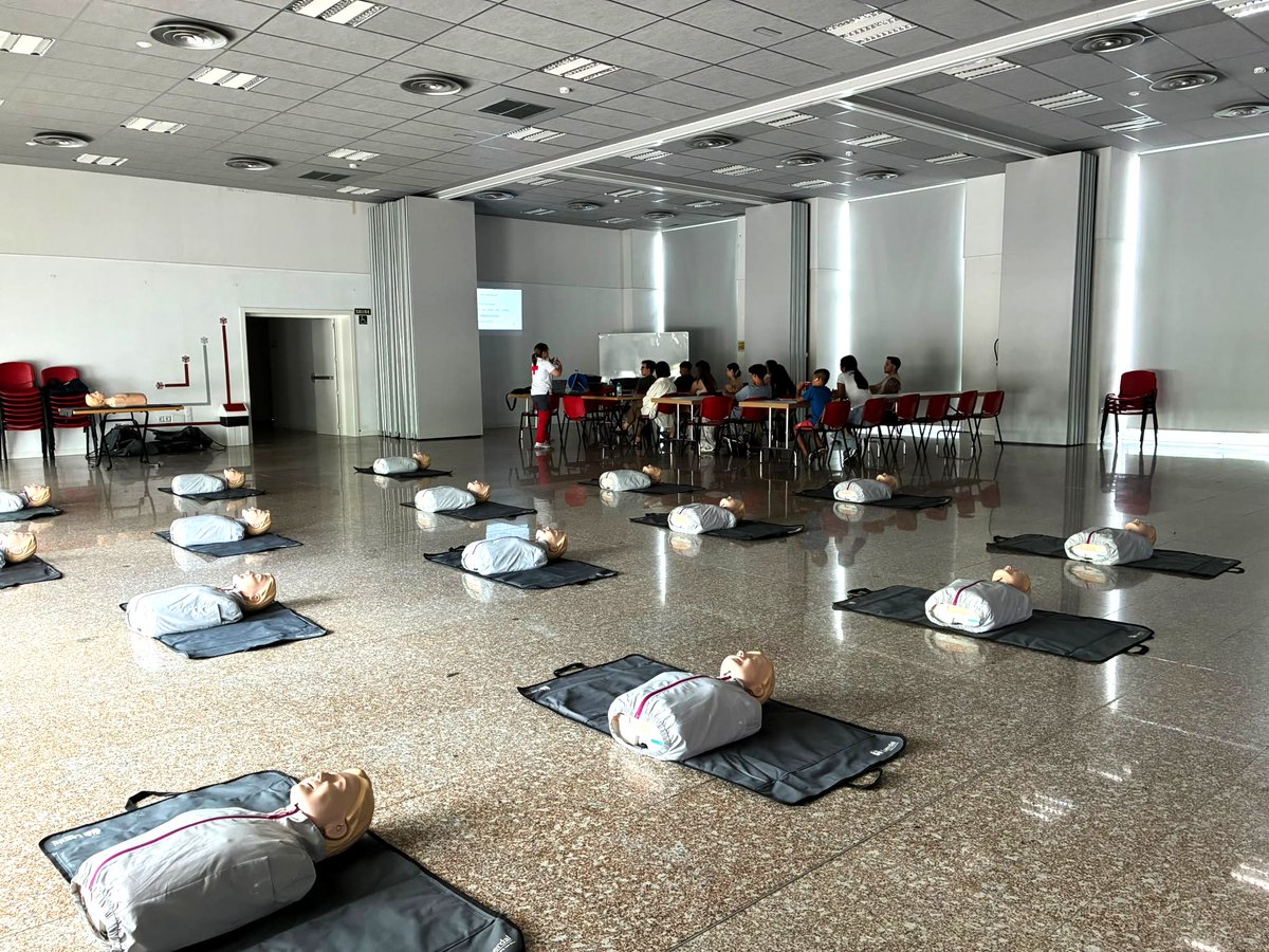 CruzRojaGuada's tweet photo. Cruz Roja Azuqueca impartió un Curso de Primeros Auxilios y Soporte Vital Básico a jóvenes en el @eje_azuqueca del @AytoAzuqueca.
Los participantes aprendieron a identificar una parada cardiaca, a iniciar las maniobras básicas de resucitación y a utilizar un desfribilador. 🚑 https://t.co/ifLE0eEqEc