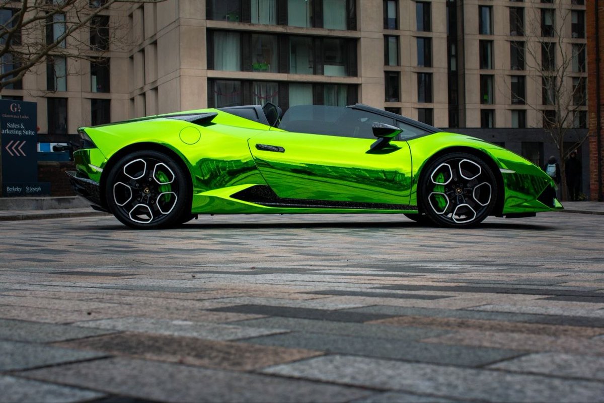 WrapartUK's tweet photo. Lamborghini Huracán in Hexis Super Chrome Green Vinyl Wrap #LamborghiniHuracan #VehicleWrap #ColourChangeWrap #SupercarWrap #ChromeWrap https://t.co/GBAUcGHLSl