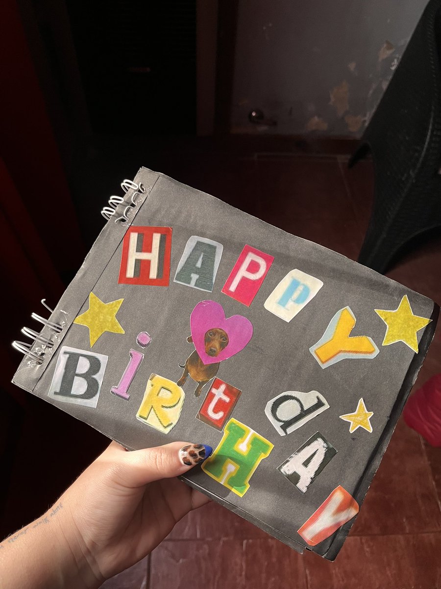 revegrI's tweet photo. mis amigas me regalaron un cuaderno LLENO de cartas de familiares y amigos la verdad q el día q pienses q tenes las mejores amigas vas a estar equivocada porque las mejores las tengo YO y por suerte me acompañaron toda mi vida 💗🥹🫂💌 https://t.co/HEbBxr7Gj1