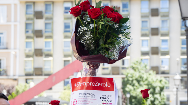 PSOE's tweet photo. Pedro Zerolo nos enseñó que los derechos no se heredan, sino que se defienden cada día. Frente a los vientos de retroceso en Europa y en algunas comunidades autónomas, el PSOE mantendrá la bandera de la igualdad y la diversidad en lo más alto.

El legado de Zerolo continúa en cada ley de igualdad y en cada derecho conquistado. No daremos un solo paso atrás.

🗞️ Artículo de 'El Socialista'.
 https://t.co/5mN4Xs53q5