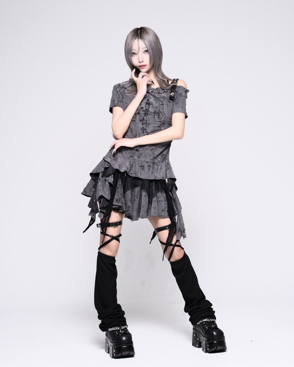 bbopdrop's tweet photo. 【REFLEM】
6月13日(土)発売
NEW ARRIVAL

ドッキングレイヤードフリルスカート

異素材を重ねたレイヤードデザインに、揺れるフリルとエッジの効いたディテールが退廃的と存在感を纏うスカート。

ボリューム感がありながらもシルエットは軽やかでクロスモチーフがポイント!! https://t.co/NY6nlY5zHX
