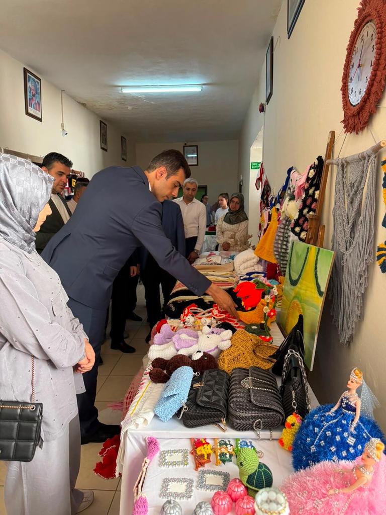 bozovakaymakam's tweet photo. Kaymakamımız Sn. Reşit Özer ÖZDEMİR, Halk Eğitim Merkezi tarafından düzenlenen Hayat Boyu Öğrenme Sergisi'nin açılışına katılarak kursiyerler tarafından hazırlanan el emeği ürünleri inceledi.@rozerozdemir https://t.co/qEsBJU4AM3