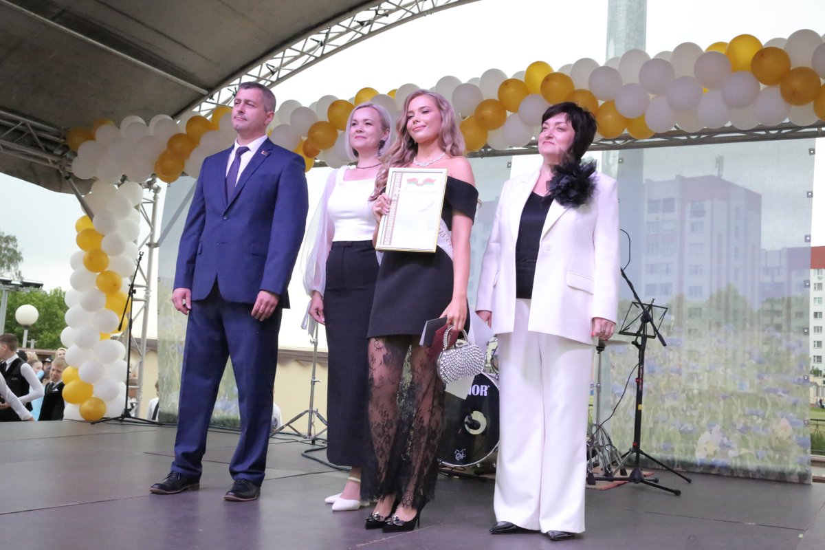 NovyjDen's tweet photo. Ярко, масштабно, патриотично: на Жлобинщине прошёл районный выпускной
https://t.co/Gf4FLmHUEm https://t.co/Oaab73WsSe