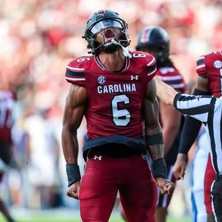 DariasJohnson's tweet photo. I am blessed to receive an offer from the University Of South Carolina
@DBarnes_18 @CoachHarrisSC @dru_lindler @CoachClaytonW @bmpetersonsport @CAPSfootball @ChadSimmons_ @TomLoy247 @NPCoachJeff @TrenchesElite https://t.co/vxfmb6Ohno
