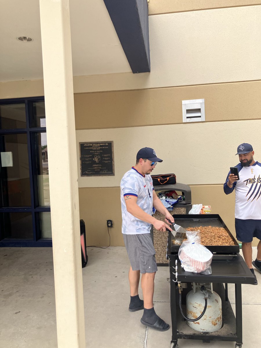 SauceMj's tweet photo. Family Friday! @FabensISD @CoachEstrada_AD @_Franco_4 @Coach_MorenoFHS https://t.co/8dIyTgd9FV