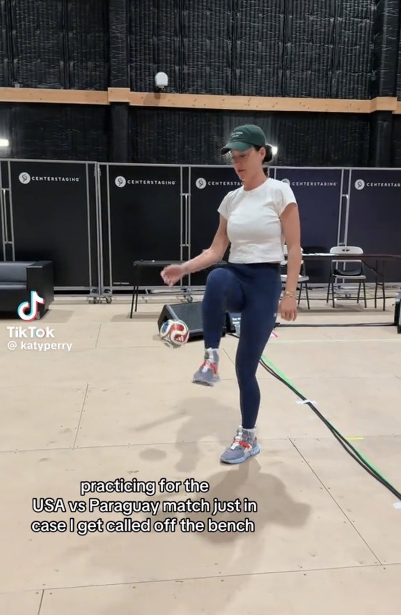 Luceroocolunga's tweet photo. así es Katy Perry ya se está preparando para el mundial, ojalá y meta muchos goles hoy😺⚽️

#mundialdefútbol https://t.co/fmRcuhG4o5