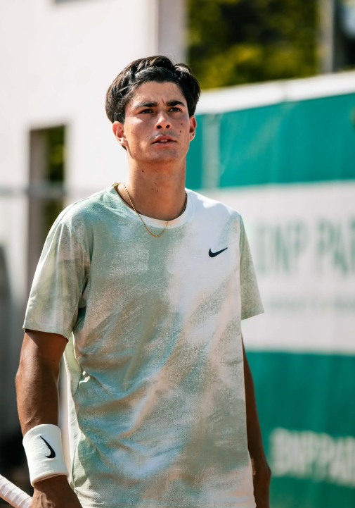 Isidorobvazquez's tweet photo. Pasar de ser la máxima promesa del tenis italiano a remarla en el barro de los torneos ITF y Challengers es un choque mental que destruye a muchos. 

A Federico Cina (185°) con tan solo 19 años, le está tocando vivir esa transición a los golpes. 

En juniors jugás con tu categoría, viajás con contención y el entorno es, mas o menos, el mismo.

En el profesionalismo te agarra un tipo de 28 años que necesita ganar para pagar el alquiler de esa semana y te hace sentir el rigor desde el primer game.
Es decir, el talento no siempre termina de alcanzar.

A sus 19 años, el gran desafío de Cina no es mejorar la derecha o el saque, sino a aprender a vaciar la mochila de lo que se espera de él. Entender que el proceso de maduración no es una línea recta.

Más allá de alguna aparición que pueda hacer en un torneo importante, sigan el día a día de Cina. 

Es un gran espejo para entender cómo es, de verdad, el paso a paso de un juvenil que busca su lugar en el circuito.

Hoy le ganó a Zdenek Kolar (162°) y está en la semifinal del Challenger de Bratislava.