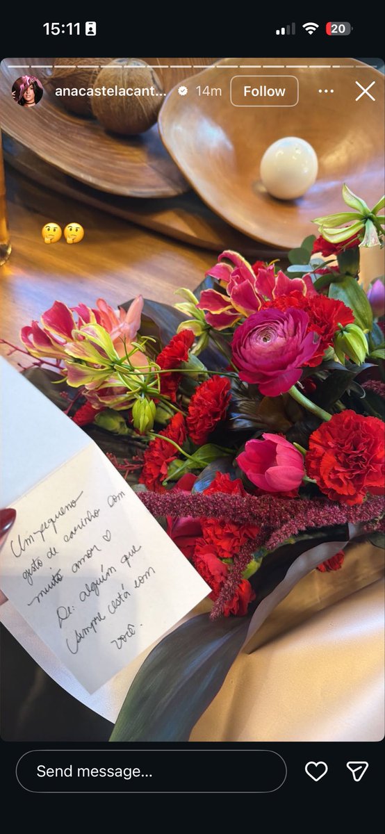 dadeiao's tweet photo. Arranjo premium, extremamente sofisticado, Em floriculturas de luxo ou um arranjo desse padrão pode chegar a R$ 1.000 ou mais.
de alguém que entende de presentes chiques e com significado. 
Tenho minhas suspeitas. Não é qualquer pessoa que teria este bom gosto.😉 https://t.co/a79ozYYodw