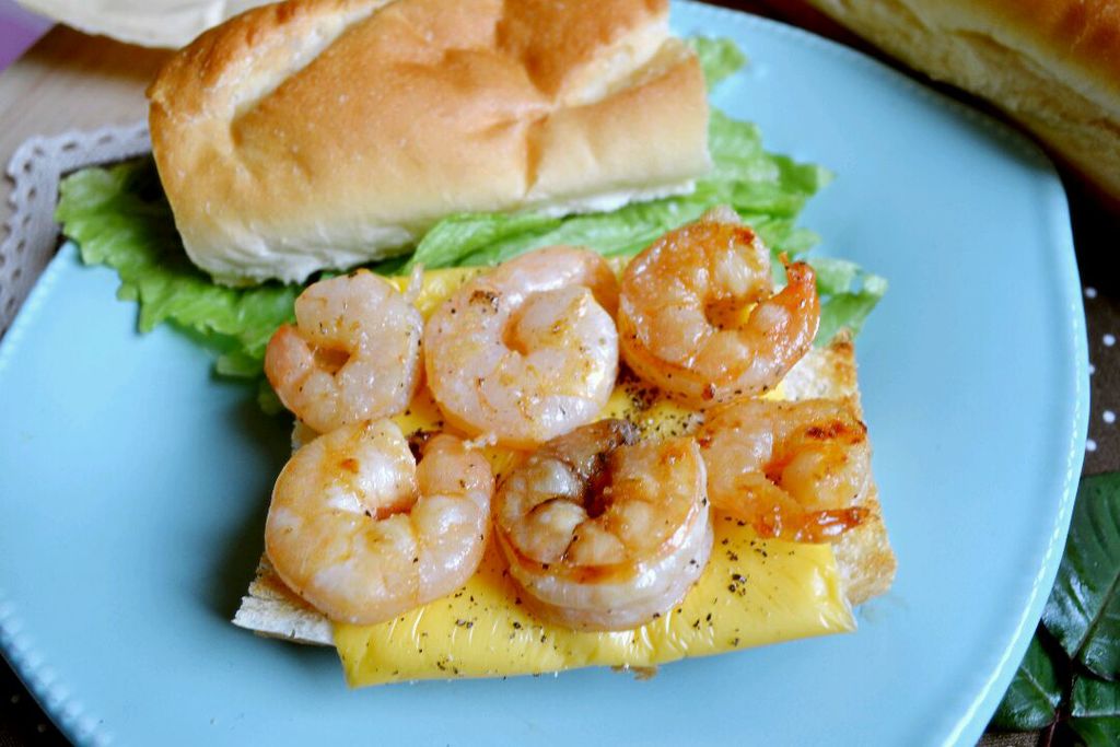 maimadany344842's tweet photo. Just had the BEST garlic butter lobster roll at that tiny hole-in-the-wall by the pier—flaky bread, succulent lobster, perfect umami kick. 10/10 would skip a bigger spot for this! https://t.co/bf2knt7GJM