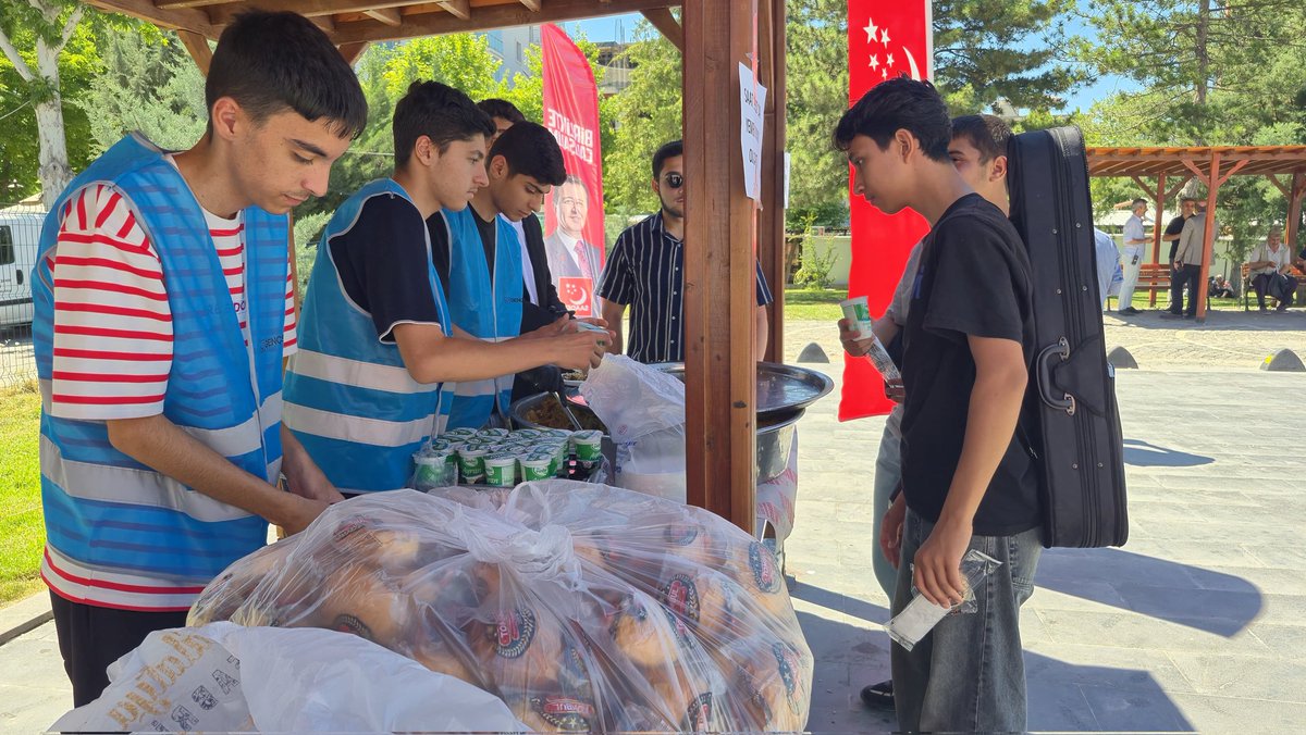 gencspmalatya's tweet photo. Geleceğimizin Teminatı Genç Kardeşlerimizin Yanındayız! 🎯

YKS’ye son 1 hafta kala, 100. Yıl İl Halk Kütüphanesi’nde geleceğe hazırlanan, günlerdir kütüphaneden çıkmadan ders çalışan öğrenci arkadaşlarımıza enerji katması için etli pilav ikramında bulunduk.

#gencspmalatya https://t.co/zbC43V2mJC