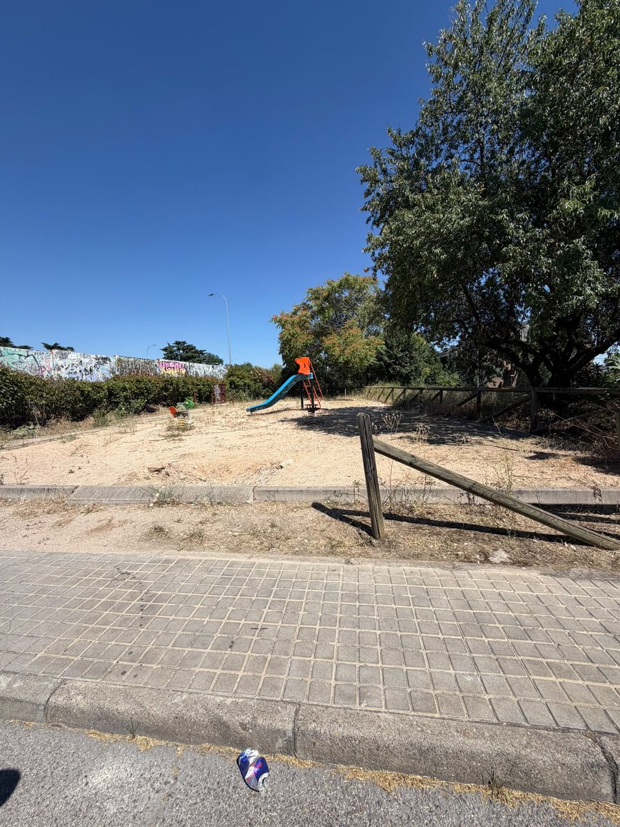 laparisola's tweet photo. @Ayto_Las_Rozas Mientras tanto en la zona de Yucatán de LAS ROZAS este es el DEPLORABLE estado del único parque infantil que tenemos. Un vergüenza absoluta!!!!! https://t.co/MXggpiYrWP