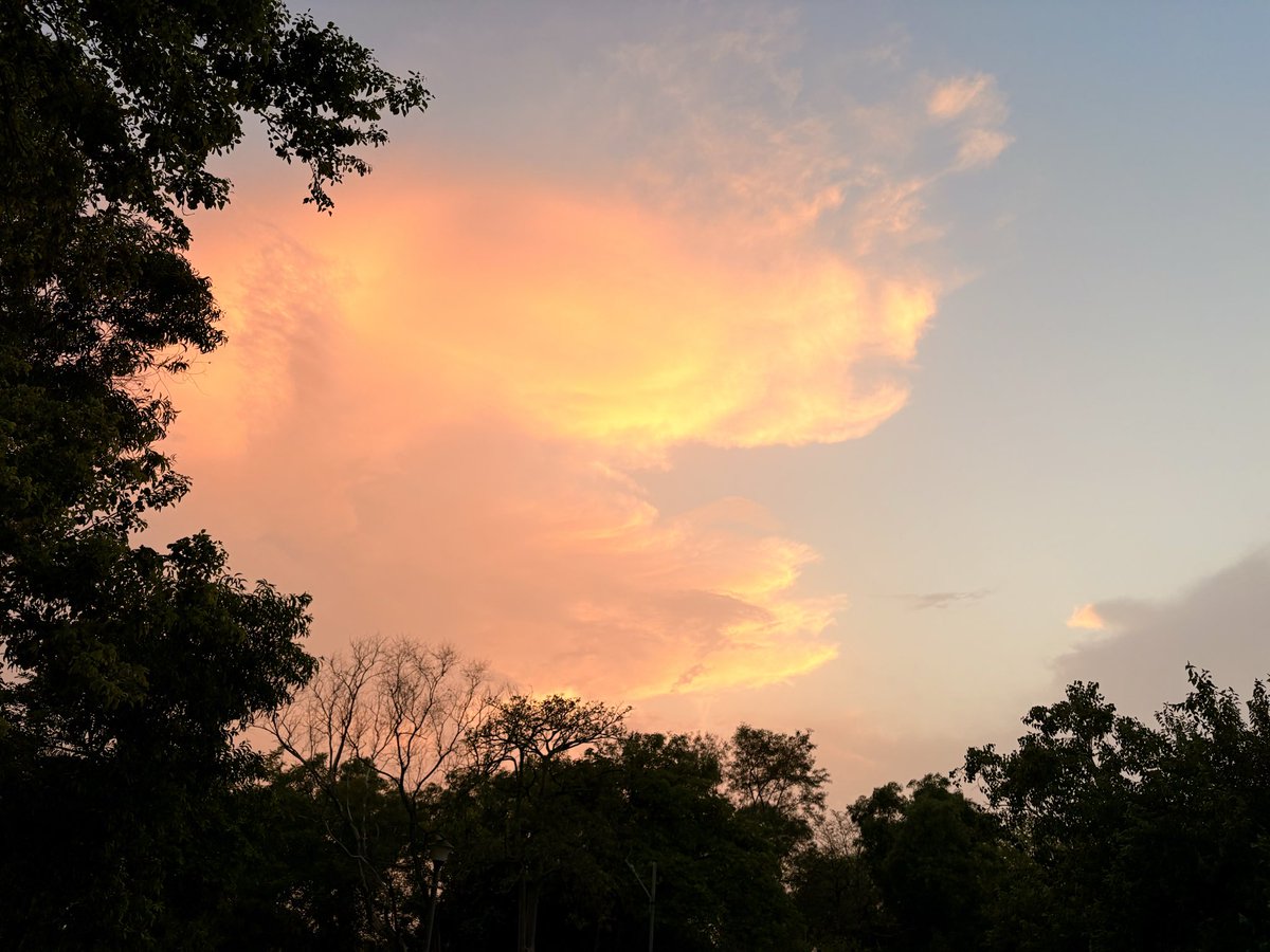 idlifryy's tweet photo. Not saying the universe ships us, but look at that sky. https://t.co/2Vl9t2eOJN