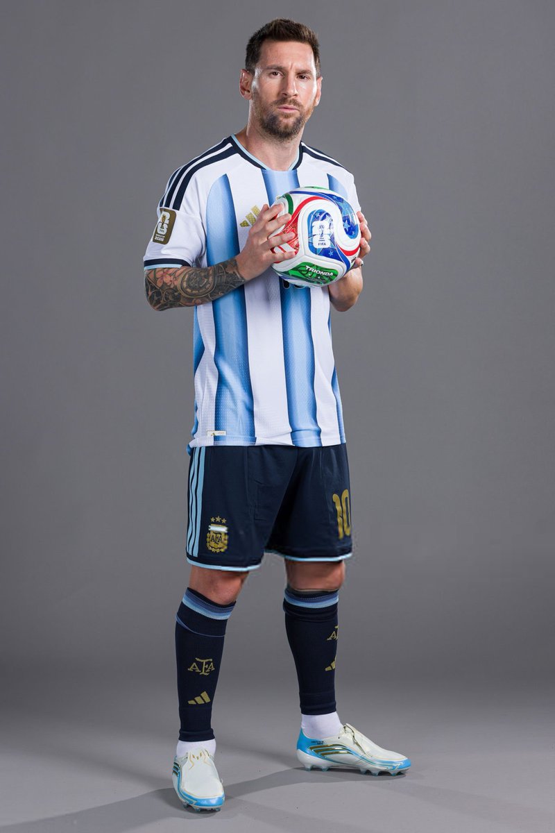 WeAreMessi's tweet photo. 🚨 𝐎𝐅𝐅𝐈𝐂𝐈𝐀𝐋: Pictures from Leo Messi’s World Cup photo shoot! 🇦🇷🐐✨ https://t.co/hhGwJlsrZe