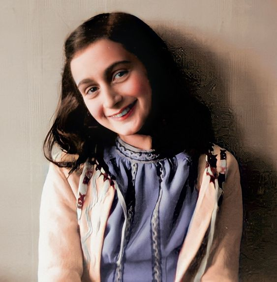 abarcaredic's tweet photo. Siguiendo los deseos de Anne que soñaba ser escritora su padre ordenó y editó su diario publicado bajo el título "La habitación de atrás" (1947).
Popular luego como "El diario de Anne Frank" ha sido traducido a 60 idiomas y vendido 30 millones de ejemplares.
#AnaFrank
12/6/1929🎂 https://t.co/i3ro6W4TNi