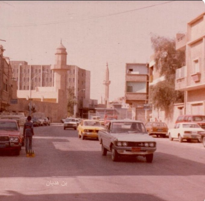 UmEsslaym's tweet photo. سوق الغنم والتقطت الصورة عام 1966م  والصورة الاخرى لشارع الغنم التقطت الصورة عام 1388 هجرية والصورة الثالثة نهاية التسعينات الهجرية ( صور منقولة )
حيث ان سوق الغنم كانت ارض نخيل لاسرة القضيبي في حي معكال 
والسوق كان على شهرة واسعة حتى طغى اسم الشارع على اسم السوق حيث ان مسمى الشارع رسميا   باسم شارع بورسعيد ثم شارع عثمان بن عفان حالياً شارع الشيخ عبداللطيف بن ابراهيم ويلتقي مع شارع دخنه من الشمال وشارع الاعشى من الجنوب مرورا بمدرسة "معكال"، وكان ملاصقاً لمعالم قديمة مثل عيادة الدكتور نذير أحمد خان ومسجد الشيخ عبد الرحمن البريدي.
وكان السوق يتوسع فتره عيد الاضحى حيث يتحول جالبي الاغنام  الى سوق دخنه الموسمي 
  وكذلك سوق صغير جوار المقصبه في المقيبرة 
قبل ان ينتقل السوق منتصف التسعينات الى شارع الريس في تقاطعه مع شارع مكه قبل تسميته بشارع الكباري   
ومن ثم انتقل السوق الى منفوحة القديمة نهاية التسعينات الهجرية
