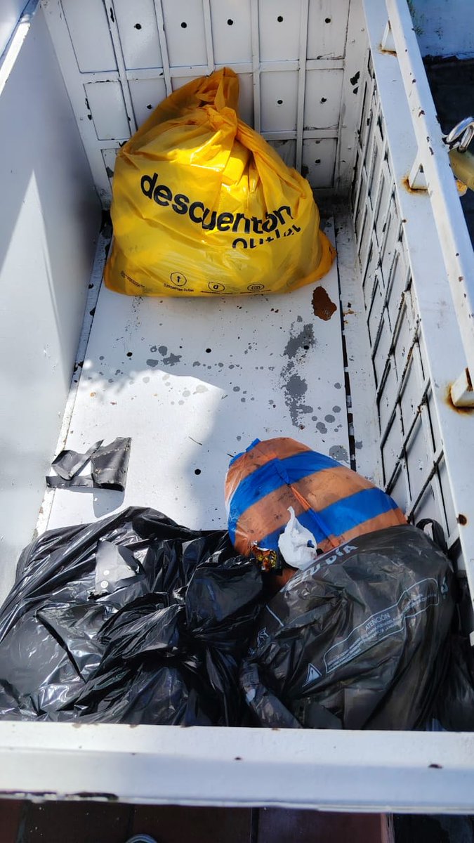 Sol5916's tweet photo. Así es el servicio de recolección de basura😡 @EmAseoQuito ahora nos cobran valores altos por este servicio tan deficiente🤡 los Quiteños estamos en la indefension @WilsonMerinoR
No se llevaron toda la basura😡 https://t.co/5RajMDSQ52