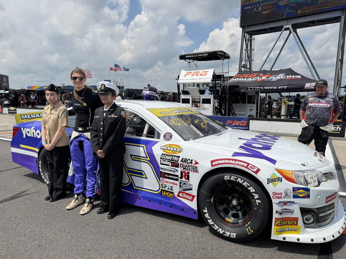 IsabellaRobusto's tweet photo. Pre-race @PoconoRaceway 

#Respect https://t.co/WAlW2N62rI