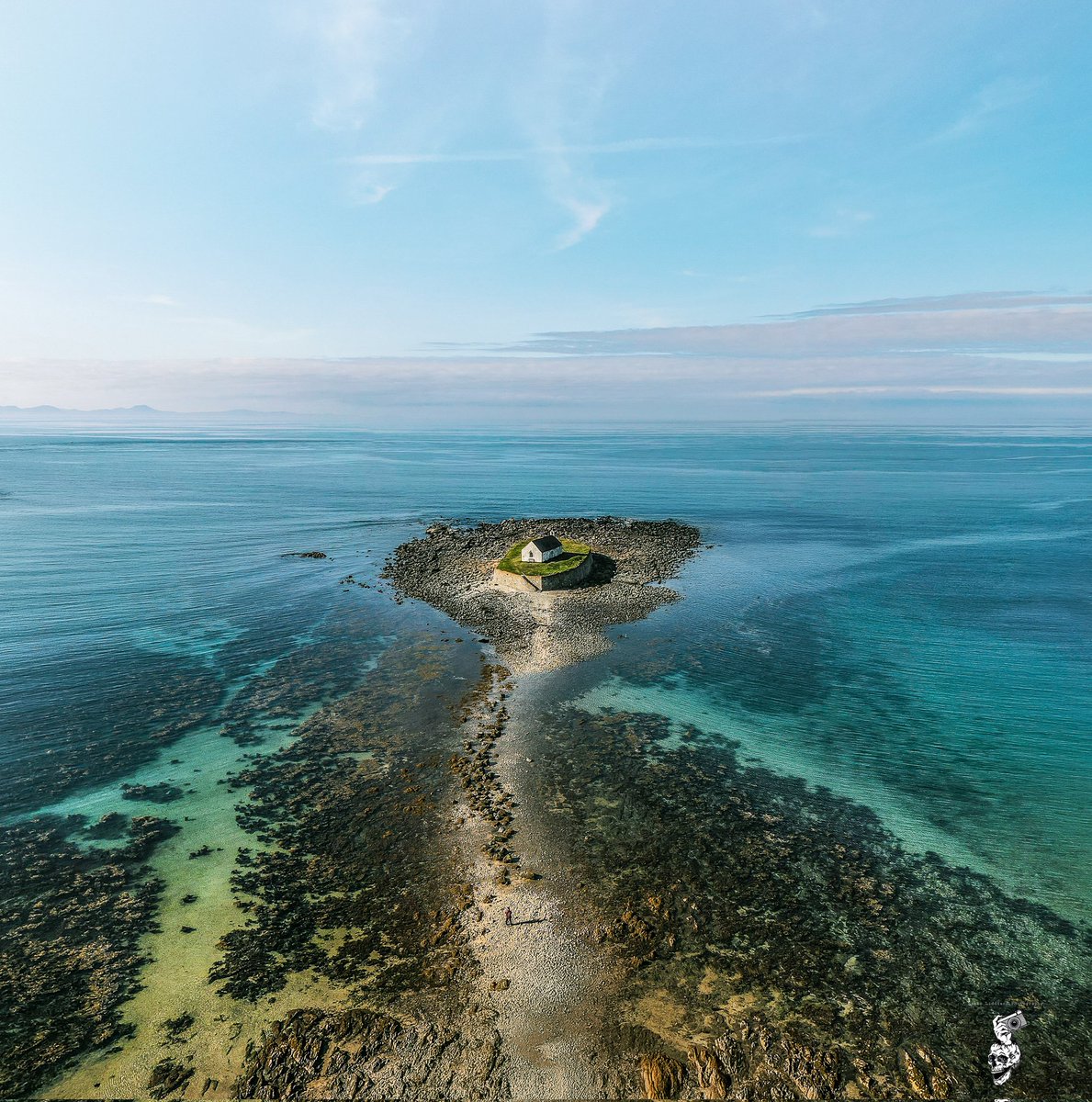 Stevelid's tweet photo. St Cwyfan's Church ⛪️ 
Ynys Mon 🏴󠁧󠁢󠁷󠁬󠁳󠁿
Only accessible during low tide and still in use today 🌊 https://t.co/RAfnZQBj5f