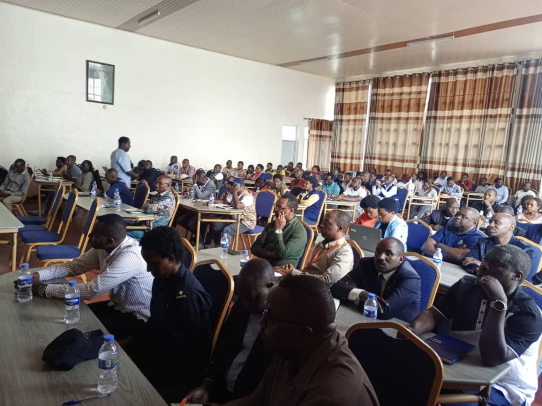 TheForeFrontMa1's tweet photo. Umuyobozi @NyaruguruDistr @Emamurwa asoza icyumweru cy' #Umujyanama n' #Umufatanyabikorwa yasabye abafatanyabikorwa, amatorero n' amadini kugira uruhare mu kurandura amakimbirane yo mu #muryango kuko ari imwe mu ntandaro z' ihohoterwa n' ubukene. @GashemaJanvier
#Graduation https://t.co/vOTx1ulMBg