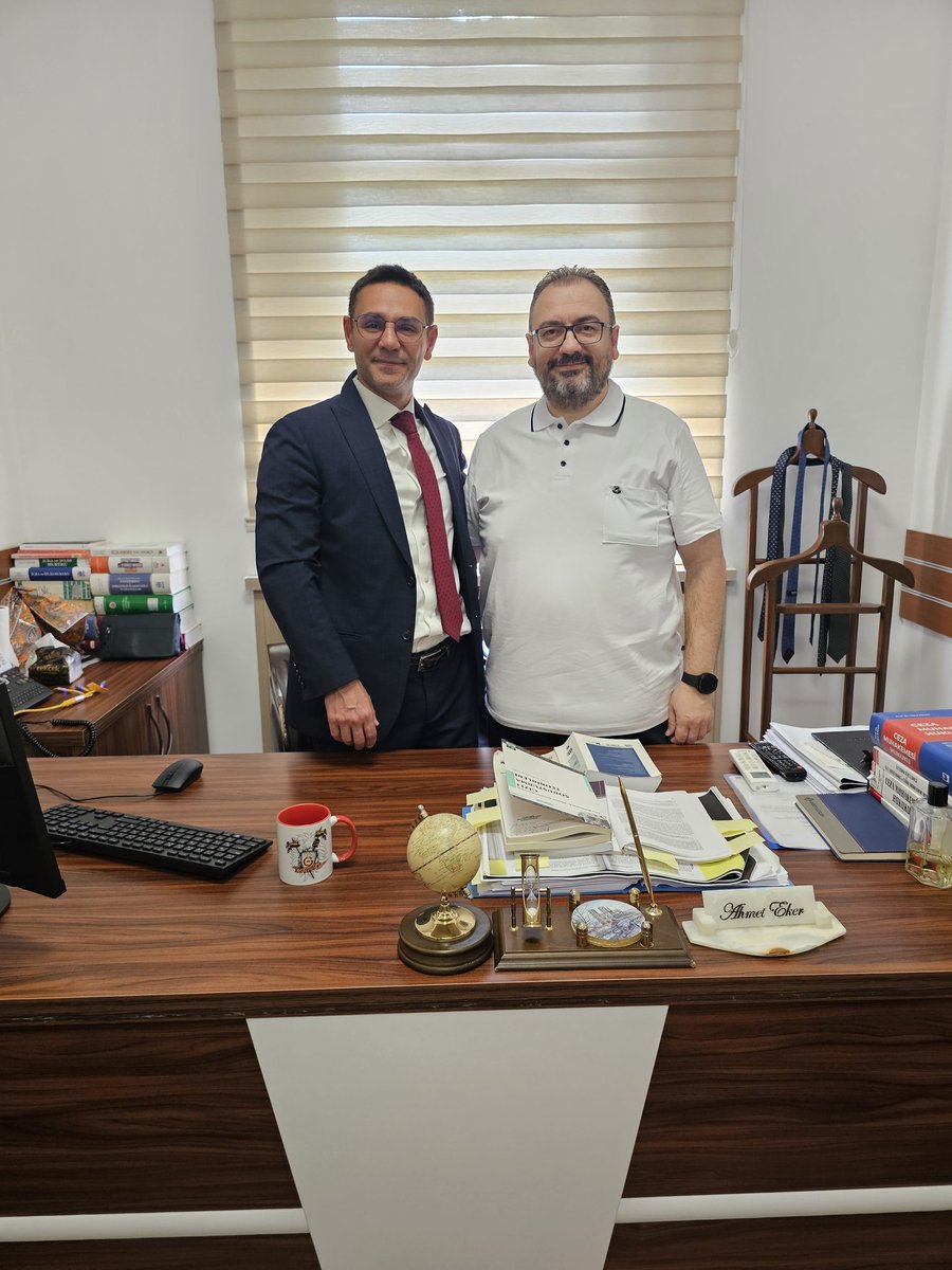 fatihomac's tweet photo. Üniversiteden sınıf ve ev arkadaşım, kadim dostum; Adalet Bakanlığı İcra İşleri Dairesi Başkanlığı Tetkik Hakimi Ahmet EKER kardeşimi makamında ziyaret ettim. 
Nazik misafirperverliği ve güzel sohbeti için kendisine teşekkür ederim. 
@legist06 https://t.co/1iO316HmCn