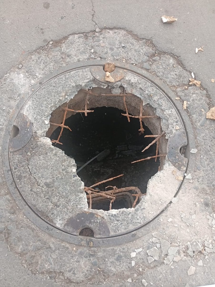 manuelbernales1's tweet photo. @aguas_andinas @municipidadpudahuel
Esta tapa de varios días en mal estado en Pudahuel, lucero vialastia,donde una vecina ya tuvo un accidente, fue echa la denuncia por oficina de parte de la municipalidad, aun sin respuesta. https://t.co/GgG2Gbk2eX