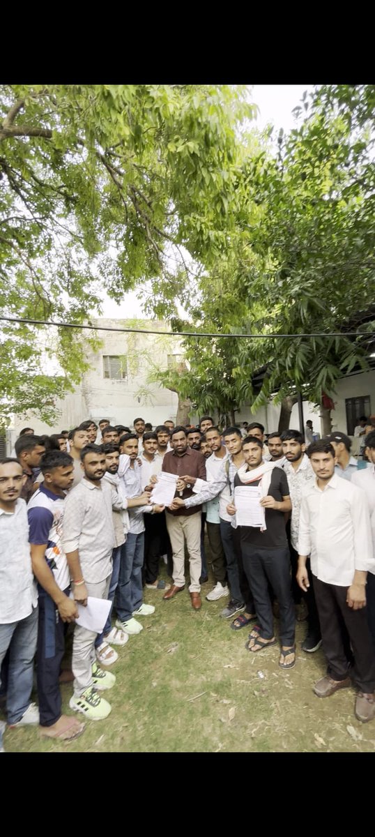 MrRaazChoudhar1's tweet photo. आज  RLP आवास जयपुर में  सांसद महोदय एवं RLP सुप्रीमो बेनीवाल साब को PTI भर्ती 2026 में पदों की बढ़ोतरी को लेकर ज्ञापन दिया 
''न्याय योद्धा  ने सकारात्मक आश्वासन दिया  
युवाओ की उम्मीद @hanumanbeniwal @LaduGodara3 @RLPINDIAorg 
#PTI_भर्ती_5000_पद_करो 
#PTI_भर्ती_पद_बढ़ाओ_2026 https://t.co/b6NDiRDWUw