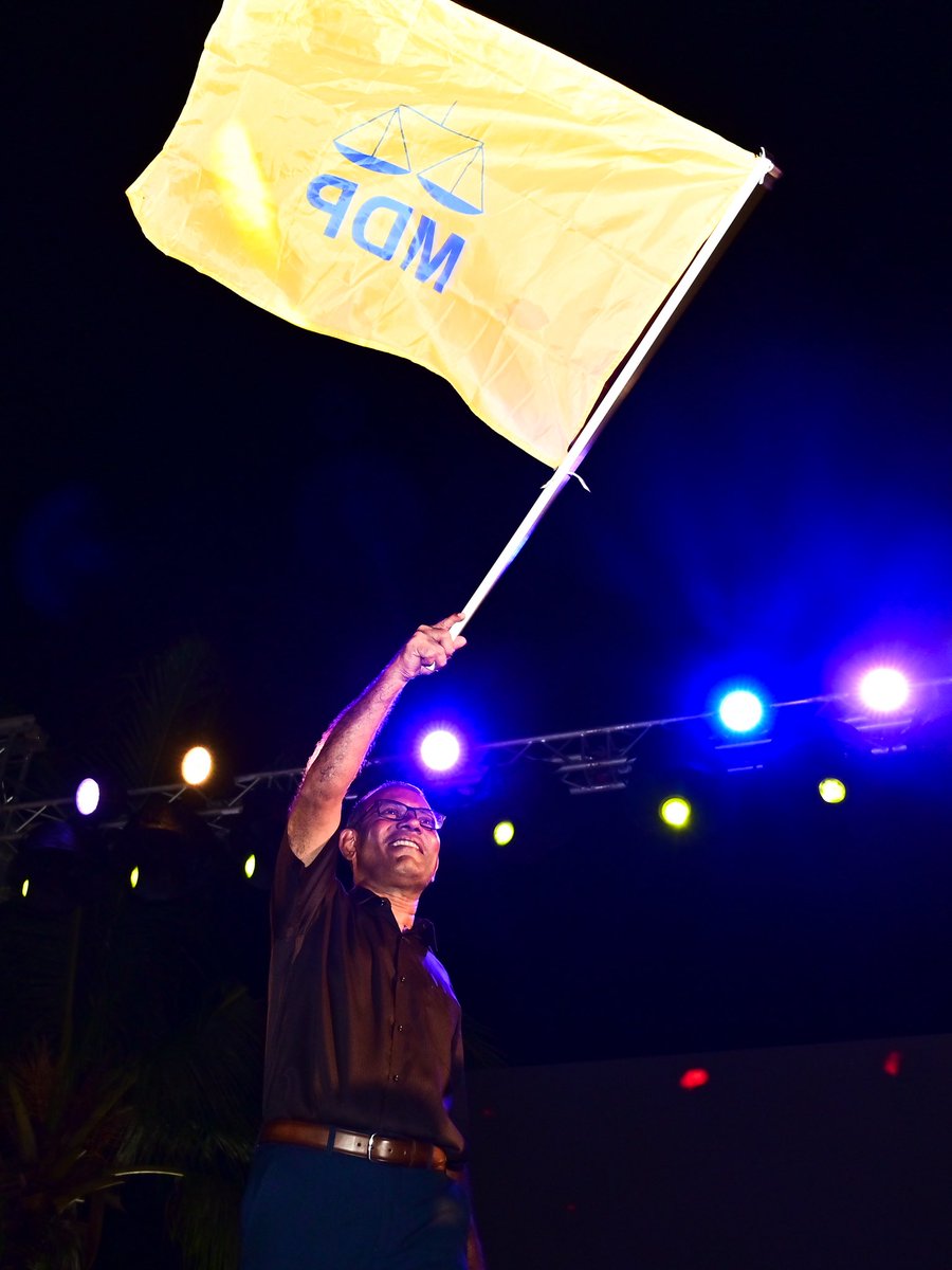 fayaz_moosa's tweet photo. އެމްޑީޕީގެ ޗެއާޕާސަން އިންތިހާބުގައި ކުރީގެ ރައީސް މުހައްމަދު ނަޝީދަށް ލިބިވަޑައިގެންނެވި ކާމިޔާބީ ފާހަގަކުރުމަށް އާޓިފިޝަލް ބީޗުގައި ބޭއްވި އުފާފާޅުކުރުން. 

މަރުހަބާ @MohamedNasheed https://t.co/sap4EZ7PKD