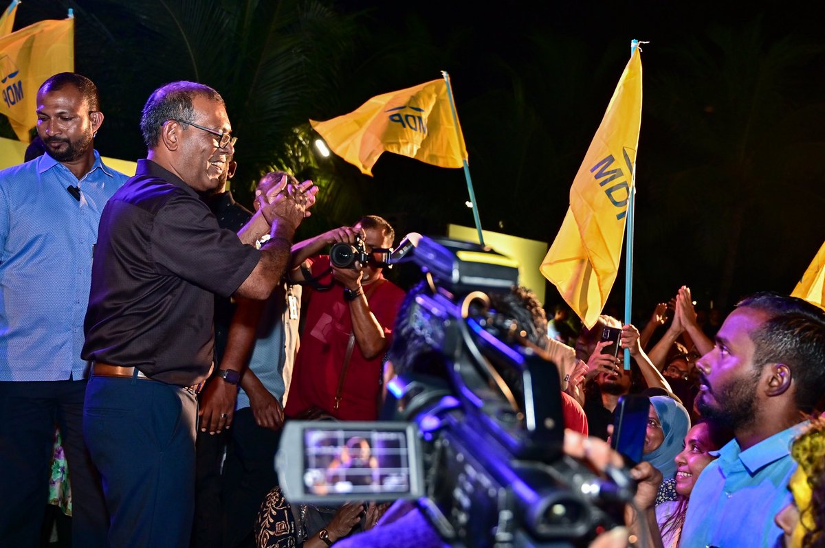 fayaz_moosa's tweet photo. އެމްޑީޕީގެ ޗެއާޕާސަން އިންތިހާބުގައި ކުރީގެ ރައީސް މުހައްމަދު ނަޝީދަށް ލިބިވަޑައިގެންނެވި ކާމިޔާބީ ފާހަގަކުރުމަށް އާޓިފިޝަލް ބީޗުގައި ބޭއްވި އުފާފާޅުކުރުން. 

މަރުހަބާ @MohamedNasheed https://t.co/sap4EZ7PKD