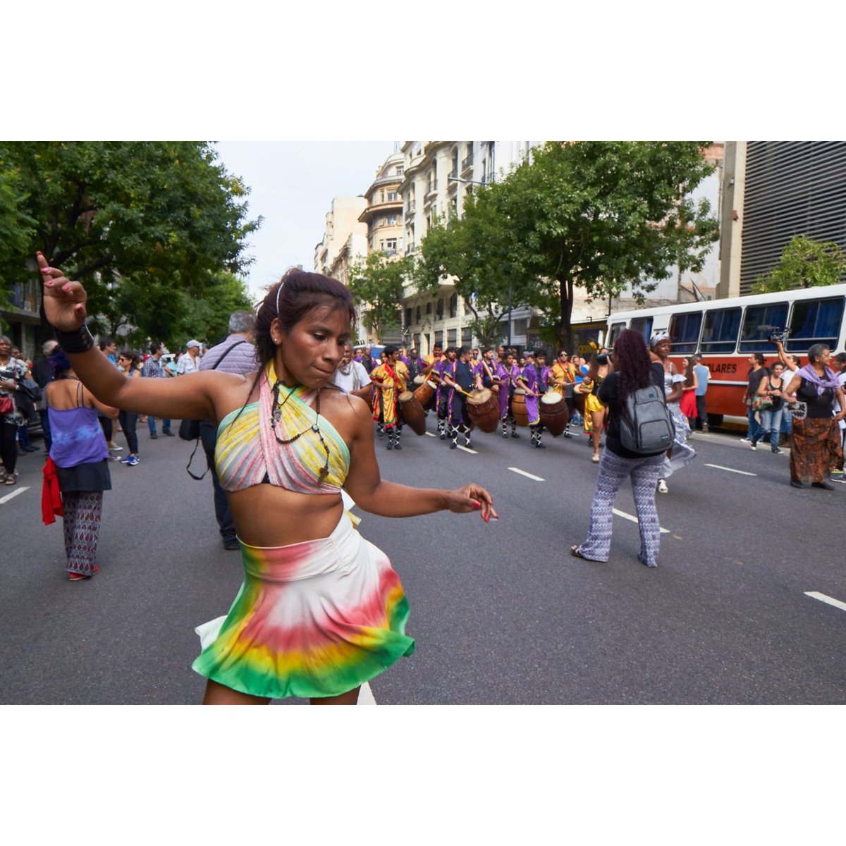 PInvoluntario's tweet photo. Las calles de San Telmo se transforman temporalmente en un escenario improvisado donde una llamada de candombe uruguayo ensaya su marcha bajo la luz cruda del día. Una aproximación que retrata el movimiento descalzo del arte callejero y el golpe del tambor afrodescendiente. https://t.co/OpLNaTADTM