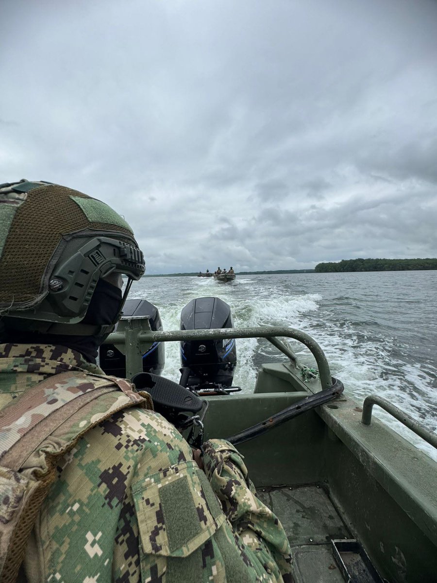FFAAECUADOR's tweet photo. #Esmeraldas | Las Fuerzas Armadas del Ecuador desarrollan entrenamientos y operaciones fluviales junto al SBT-22 de las Fuerzas Armadas de los Estados Unidos, fortaleciendo la cooperación bilateral y las capacidades para enfrentar amenazas y actividades ilícitas.

#FFAAContigo https://t.co/8PjKrdd86l