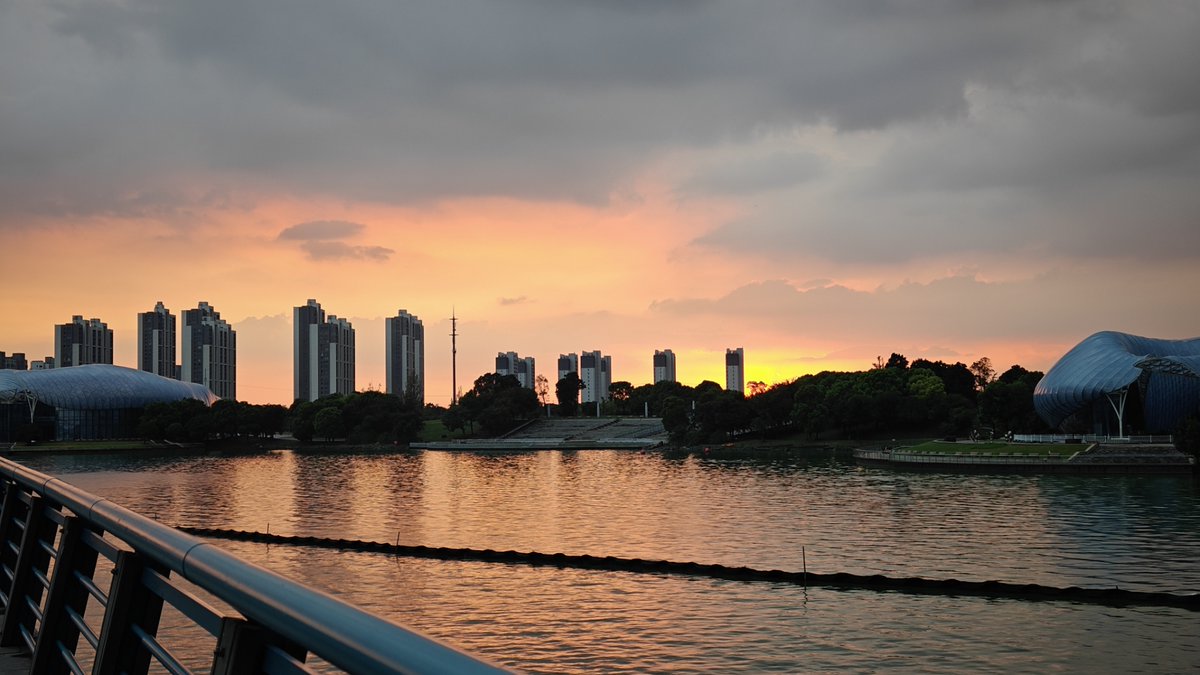 rebsLOL's tweet photo. Join our Photography Club's weekly sunset shoot at West Lake this Fri! Capture golden hour vibes, make friends, and pick up pro tips. Meet at the main gate at 5:30 PM—don't forget your camera! https://t.co/1C112Tc7Cn