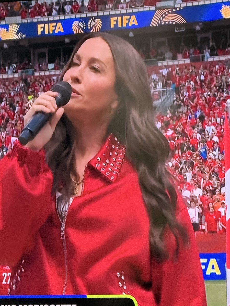 Diegourug's tweet photo. Mi novia Alanis Morissette cantando el himno de Canadá 🇨🇦 https://t.co/MTusCpMXpJ