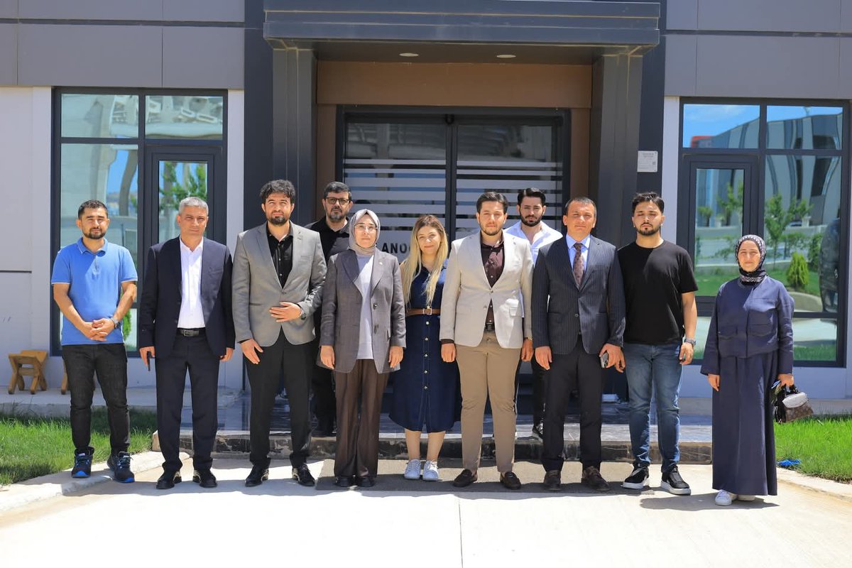 sanliurfaOSB's tweet photo. Şanlıurfa Milletvekilimiz Sayın Asuman Cevahir Yazmacı, bölgemizde faaliyet gösteren Grand Halı, Nabi Yağ ve Aslanoğlu İplik firmalarını ziyaret etti. Ziyaret kapsamında firma yetkilileri Fatih Güzel, Necmettin Uyguner ve Sedat Aslanoğlu’ndan üretim süreçleri, sektörün mevcut durumu ve yürütülen çalışmalar hakkında bilgi aldı.

Bölgemize ve yatırımcılarımıza göstermiş olduğu yakın ilgi ve değerli desteklerinden dolayı Sayın Vekilimize teşekkür ederiz. 

@hasansildak @CYAZMAC @sanliurfatso @NebiByrm @Os_Oktay @Muhiyettinkele2 @korkut_polat @mstfa_arslan @yavuzel_emrah @avferidunciftci