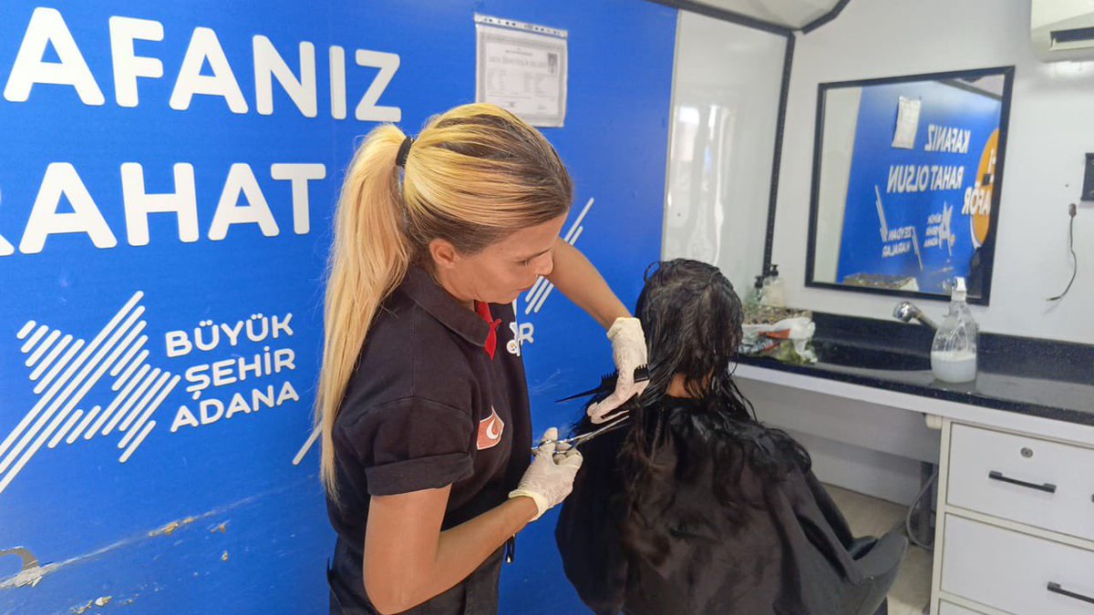 adanayaderman's tweet photo. Derman ekiplerimiz Seyhan Ova Mahallesi’nde vatandaşlarımızla buluştu.

Vatandaşlarımızın taleplerini dinleyen ekiplerimiz; budama, ilaçlama, temizlik ve gezici kuaför hizmeti sunarken çocuklarla bir araya gelerek yüz boyama etkinliği gerçekleştirdi. https://t.co/VUmTMeJ7PE