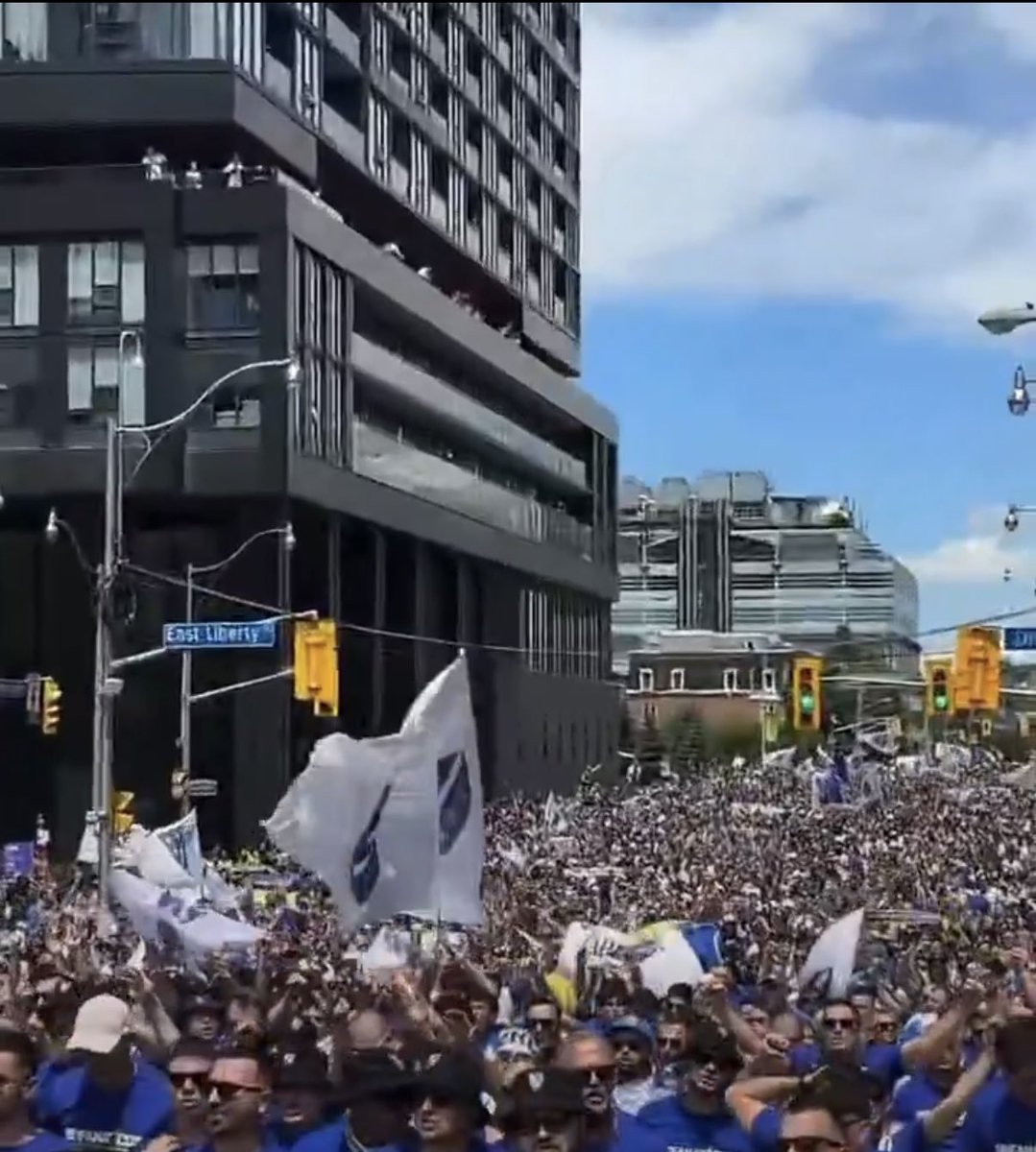 BechayBoop's tweet photo. Not GL related but FIFA officially kicked off this afternoon in Toronto. Downtown Toronto as it is now with both Canadian and Bosnian fans. Our very own Michael Buble in the opening ceremonies. Canada vs Bosnia
ctto https://t.co/lIje9LMa3k