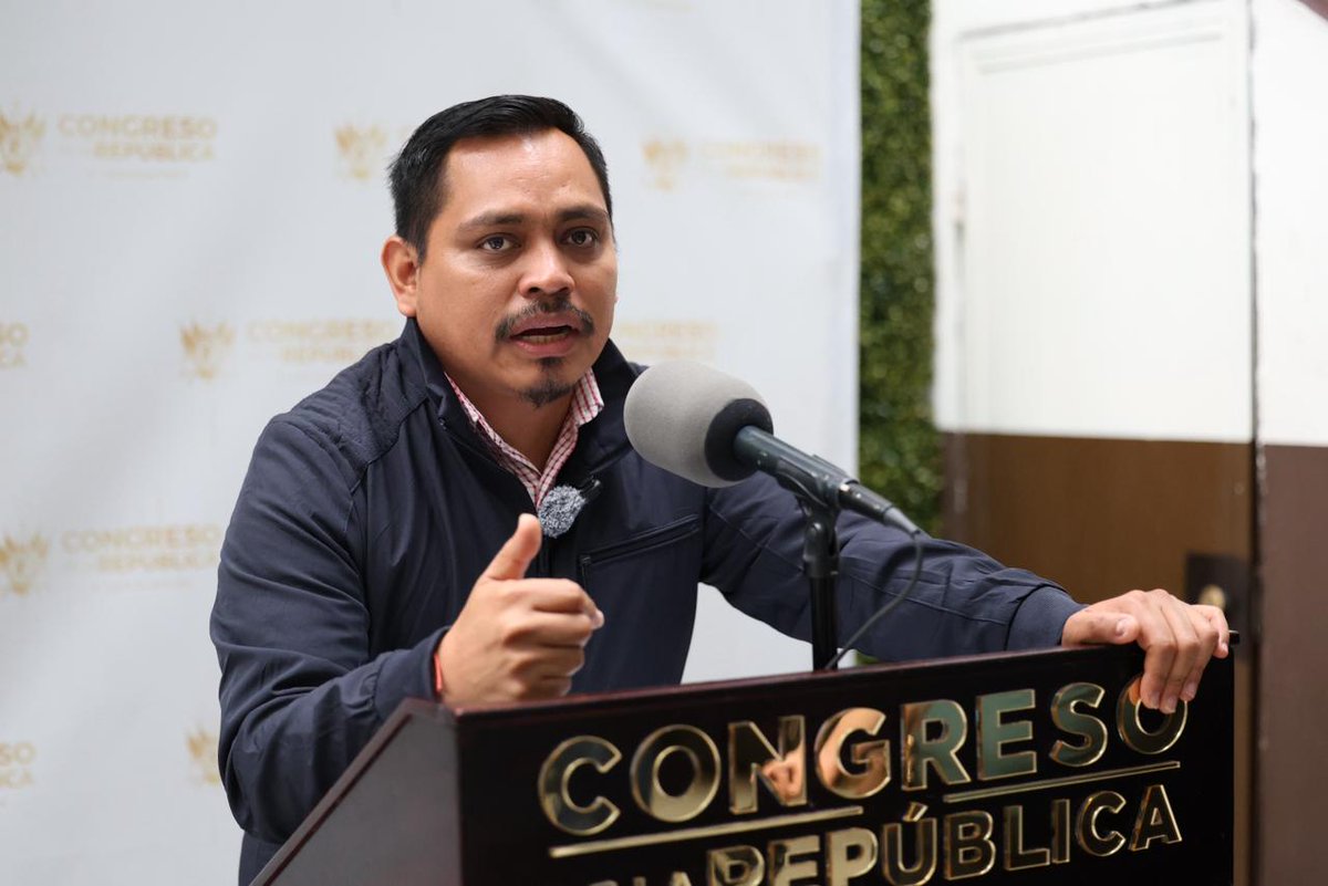 CongresoGuate's tweet photo. Adicionalmente, hace dos años el diputado Chic presentó su primera denuncia y recientemente visitó una bodega con cientos de cajas que contienen alrededor de cuatro millones de dosis de las vacunas y por las que se han estado pagando más de Q59 mil en el arrendamiento del inmueble y otros espacios.