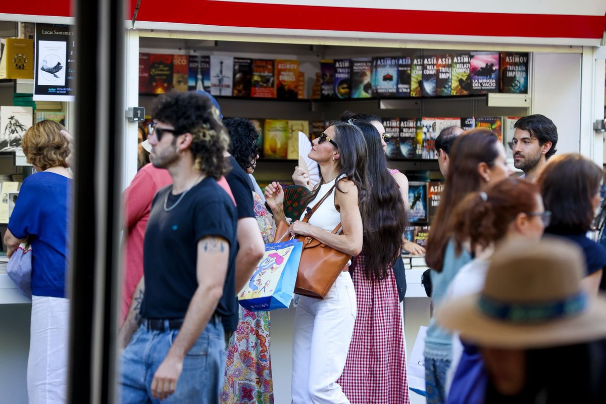felizias22504's tweet photo. Como es de costumbre cada año la reina Letizia llega a la Feria del Libro como una turista más ♥️😍

📸Agencia EFE. 
📍Parque del Retiro Madrid / Feria del Libro. https://t.co/Evd4JE3PNY