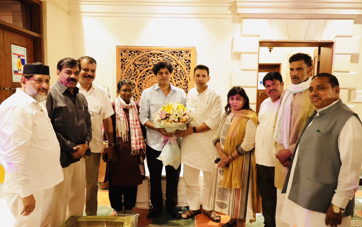 ShayarImran's tweet photo. चुनाव आयोग की मदद से मध्य प्रदेश में राज्यसभा की सीट की लूट के खिलाफ़ लगातार संघर्ष कर रहे मध्य प्रदेश कॉंग्रेस के विधायक साथियों को आज हमने घर आमंत्रित किया और उनके जज़्बे के लिये उन्हें सैल्यूट किया।
बहन मीनाक्षी नटराजन जी के साथ अध्यक्ष जीतू पटवारी जी, CLP उमंग सिंघार जी सहित अधिकांश विधायक साथियों ने भाजपाई लूट के ख़िलाफ़ लगातार संघर्ष का एलान किया।
@MNatarajanINC @jitupatwari 
@UmangSinghar @arifmasoodbpl
