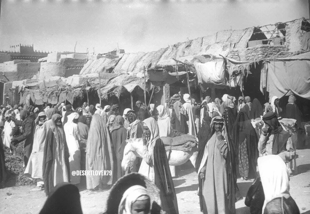Riyadh_Zamaan's tweet photo. يصف د. عبدالله بن محمد الشعلان، شاهدًا وراويًا، أن «المقيبرة» كانت قلب الرياض النابض في زمن مضى.

لم تكن مجرد سوق، بل مركز الحياة اليومية؛ منها تُشترى الحاجات، وفيها تُعرف الأخبار، وحولها تدور حركة الناس.

قريبًا منها كانت القيصرية لكبار التجار، والجفرة للأرز والتمر والمداينات، وسوق البز للقهوة والهيل والسكر والشاي، وسوق الزل لقطع السجاد، وحلة القصمان للملابس والأحذية، وحلة العبيد للآلات الشعبية والمأكولات وبعض ما كان يطلبه الناس في زمانهم.

كانت الرياض يومها تُقرأ من أسواقها.
كل سوق له رائحته، وأهله، وصوته، وحاجته في حياة الناس.

#الرياض_زمان #الرياض_القديمة