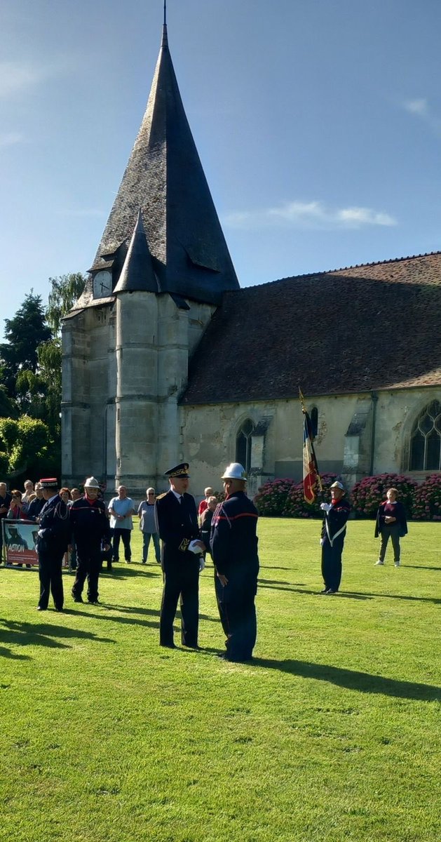 Prefet27's tweet photo. #Sécurité | Cérémonie de passation de commandement, en présence du sous-préfet de Bernay, au centre d’incendie et de secours de Goupillières entre le capitaine Plessis et l’adjudant-chef Naudin. 

🚒 Les sapeurs-pompiers, un engagement permanent pour la sécurité de tous. https://t.co/DtUK9CFQmo