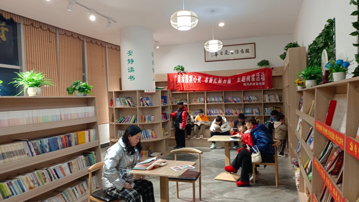 Yesxela's tweet photo. Our campus literature club is hosting a poetry recital tonight at 7 PM in the library's first-floor lounge! Come share your original works or just listen to amazing verses, hot tea and small treats are provided. Tag a friend who loves poetry! https://t.co/7v1UvEKuGU