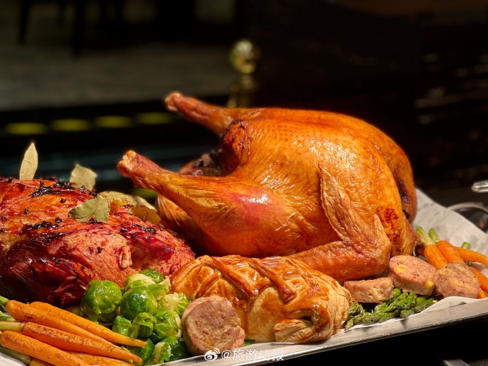 piercosimo1's tweet photo. Christmas Eve feast alert! Roast turkey, honey-glazed ham, spiced apple pie u0026 mulled wine ready to warm your holidays  Tag who you’re sharing this with!， https://t.co/gUwowyhQyA