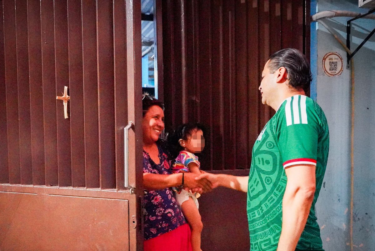 JORGEBRACA's tweet photo. Después de disfrutar la victoria de nuestra Selección Mexicana, continuamos nuestra jornada caminando por la colonia José María Pino Suárez, dialogando y escuchando de manera directa a las y los vecinos.

Recorrer el territorio nos permite conocer de primera mano las necesidades https://t.co/QnDZeW00dQ