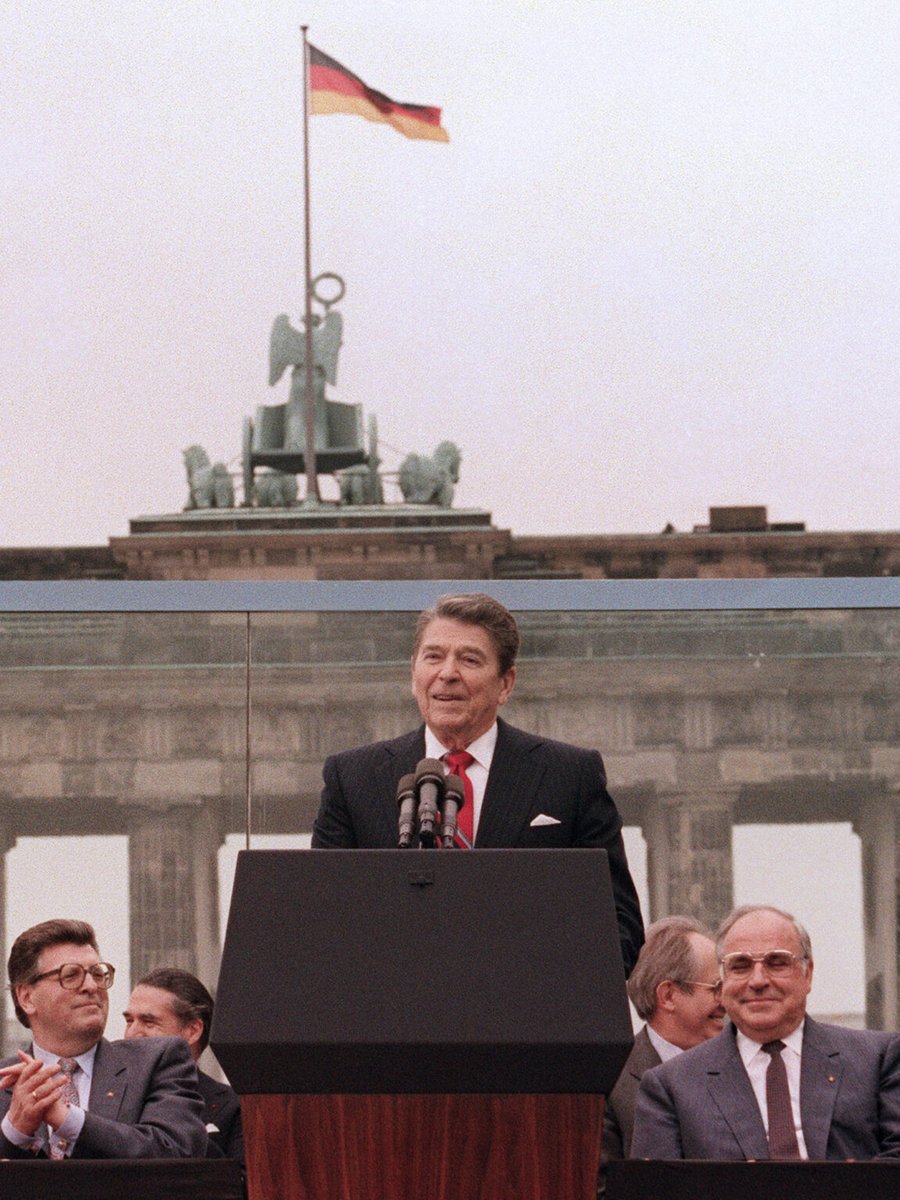 TuiteroMartin's tweet photo. "General Secretary Gorbachev, if you seek peace, if you seek prosperity for the Soviet Union and Eastern Europe, if you seek liberalization: come here to this gate! Mr. Gorbachev, open this gate! Mr. Gorbachev, tear down this wall!"

12-Jun-1987 https://t.co/j8XVgUB1dl