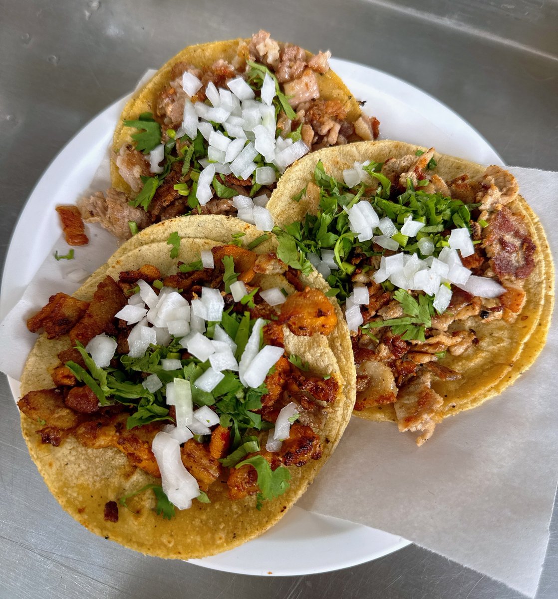 Bee_Yaah's tweet photo. 本日のタコス(毎日食べてる)
・SUADERO🐮🐷
・BISTEC🐮
・PASTOR🐷

1個15MXN
やはり屋台のタコスは安くてうまい😋 https://t.co/GnDuDArbdd